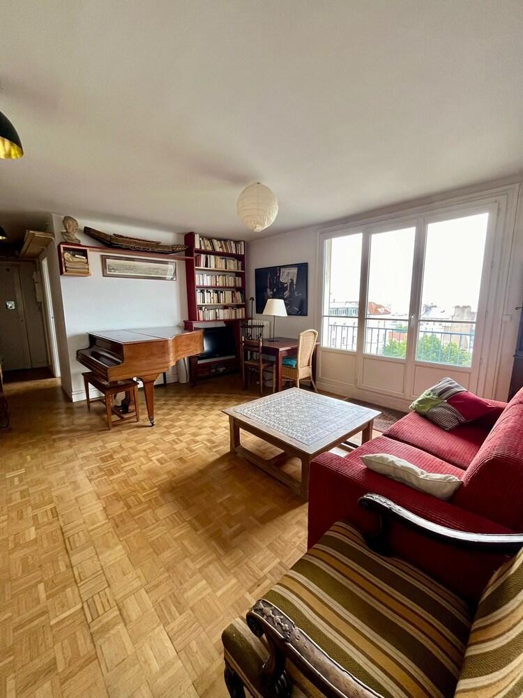 PARIS - 2-bedroom apartment with balcony - Tap to explore photos
