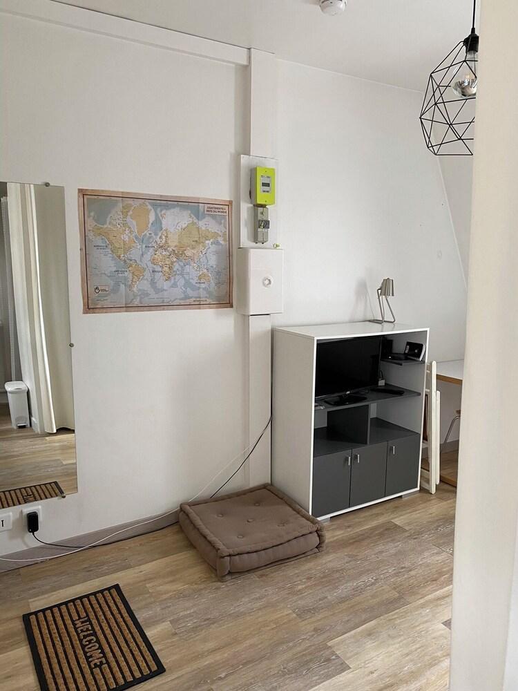 Quiet, bright studio - Tap to explore photos