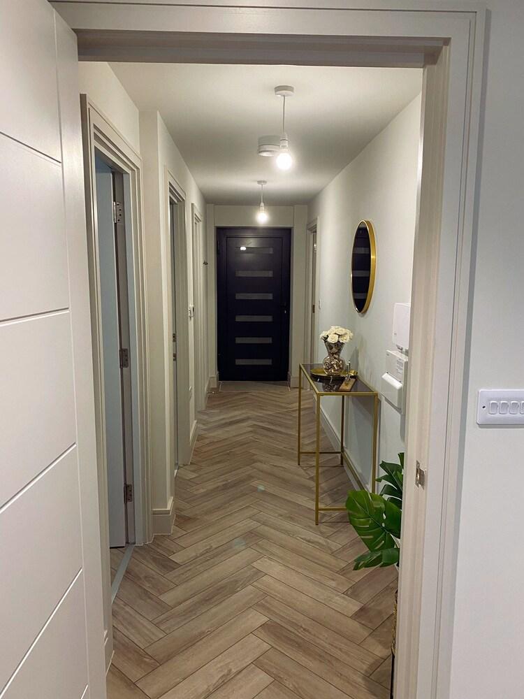 Raynes Park Luxury Apartment