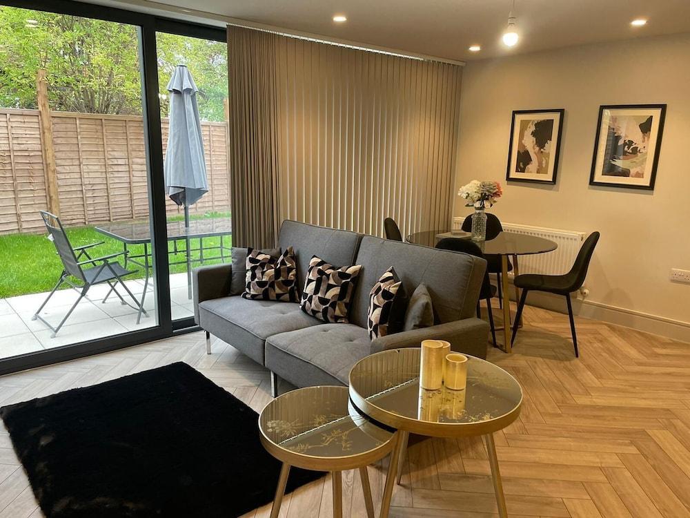 Raynes Park Luxury Apartment - Tap to explore photos