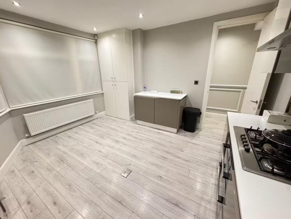 Relaxable Double in Hendon Central - Tap to explore photos