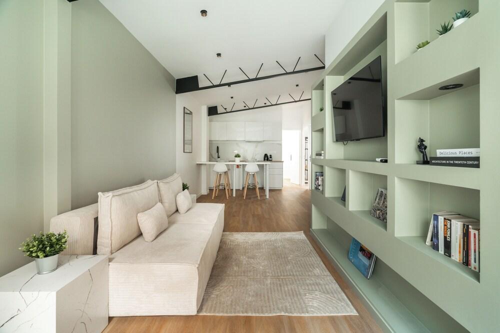 Refurbished 2-bedroom apartment - Tap to explore photos