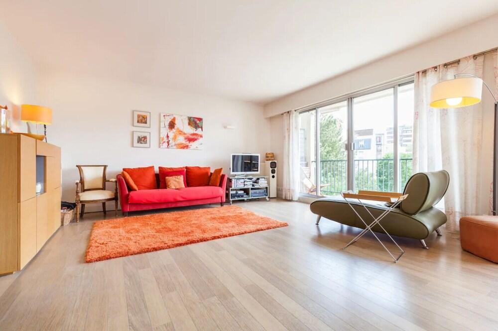 Paris center, garden view, quiet, family-friendly, comfortable, elevator, box - Tap to explore photos