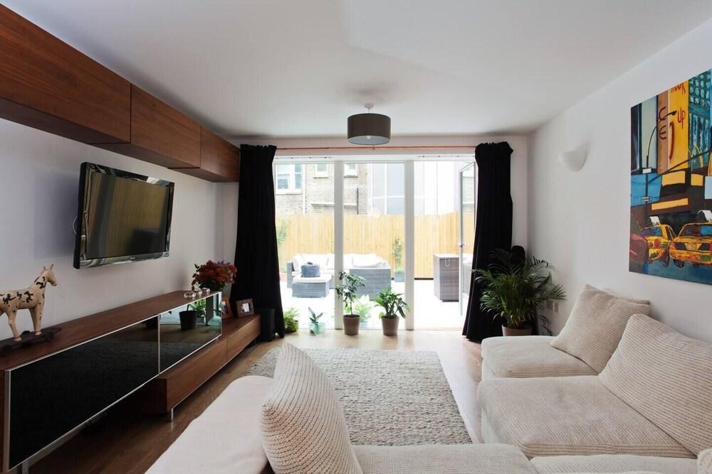 Quite and Decadent Flat in Soho - Tap to explore photos