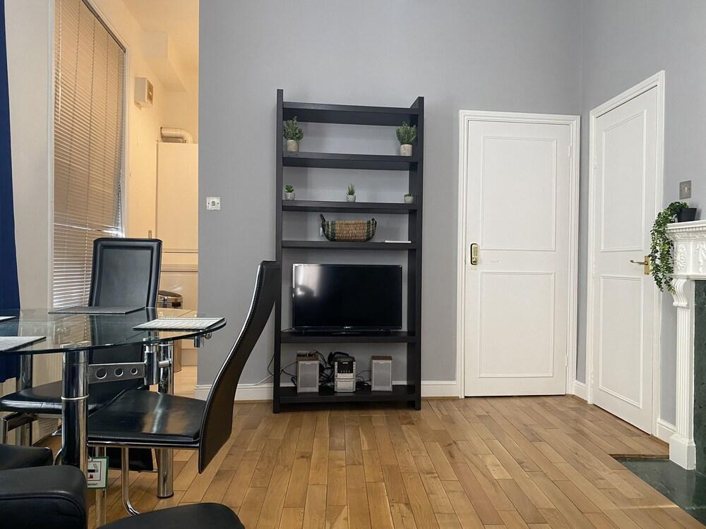Peaceful 1BR Retreat in Holborn - Tap to explore photos