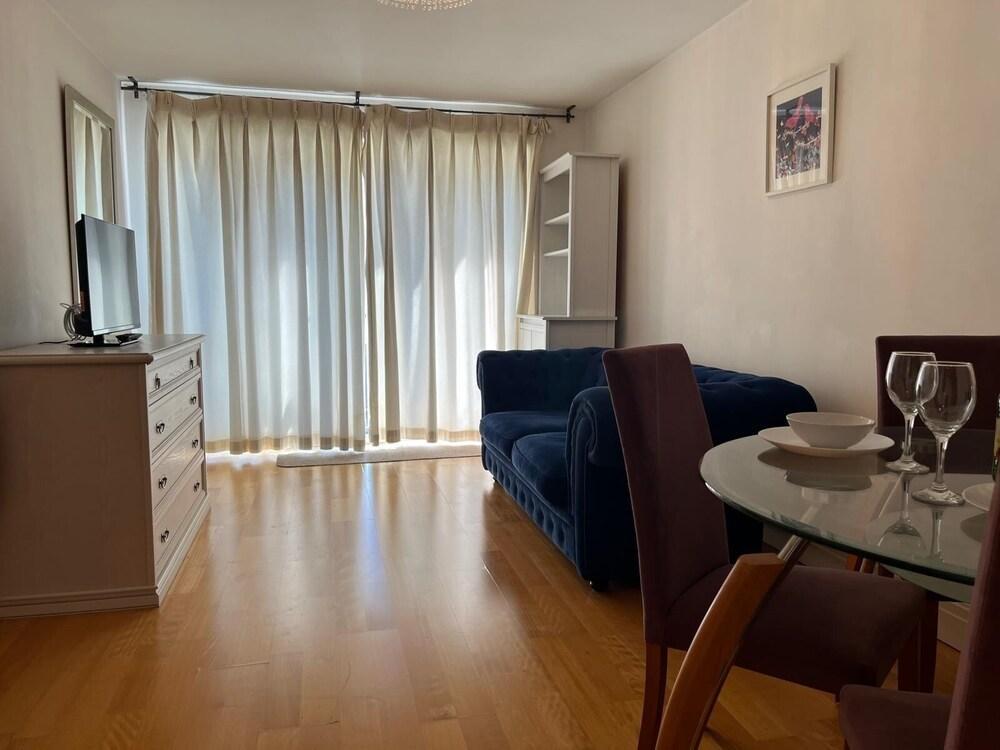 Riverside 1bd near Canary Wharf