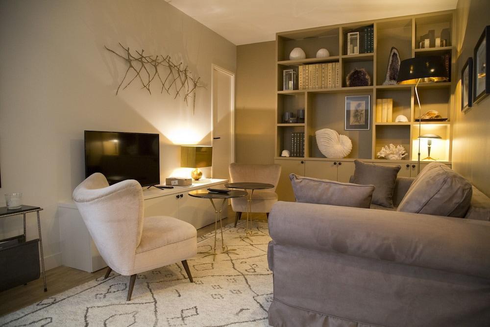 Perfect apt on Saint-Michel blvd - Tap to explore photos