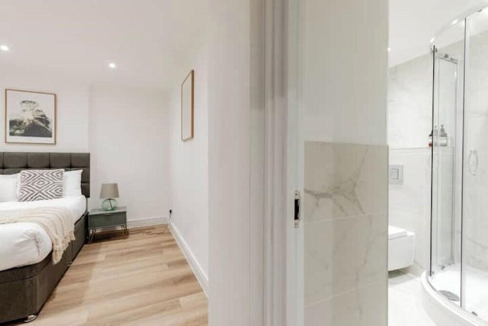 Pride of Paddington 2 bed 2 bath - Tap to explore photos