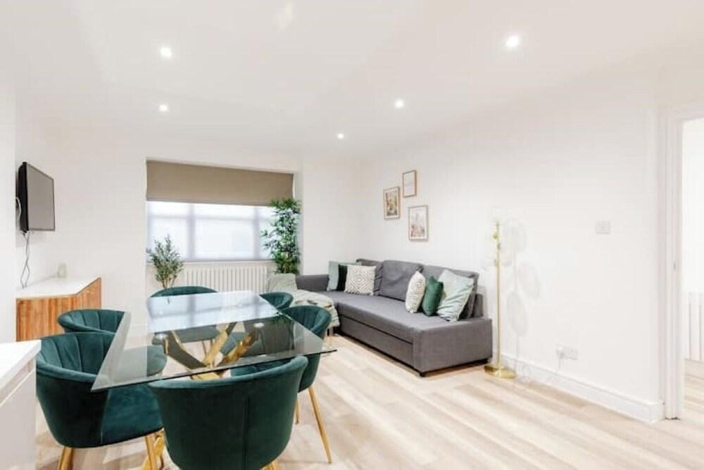 Pride of Paddington 2 bed 2 bath - Tap to explore photos