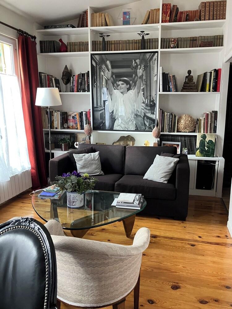QUARTIER LATIN DUPLEX SUR COUR FLEURIE 75M2 - Tap to explore photos