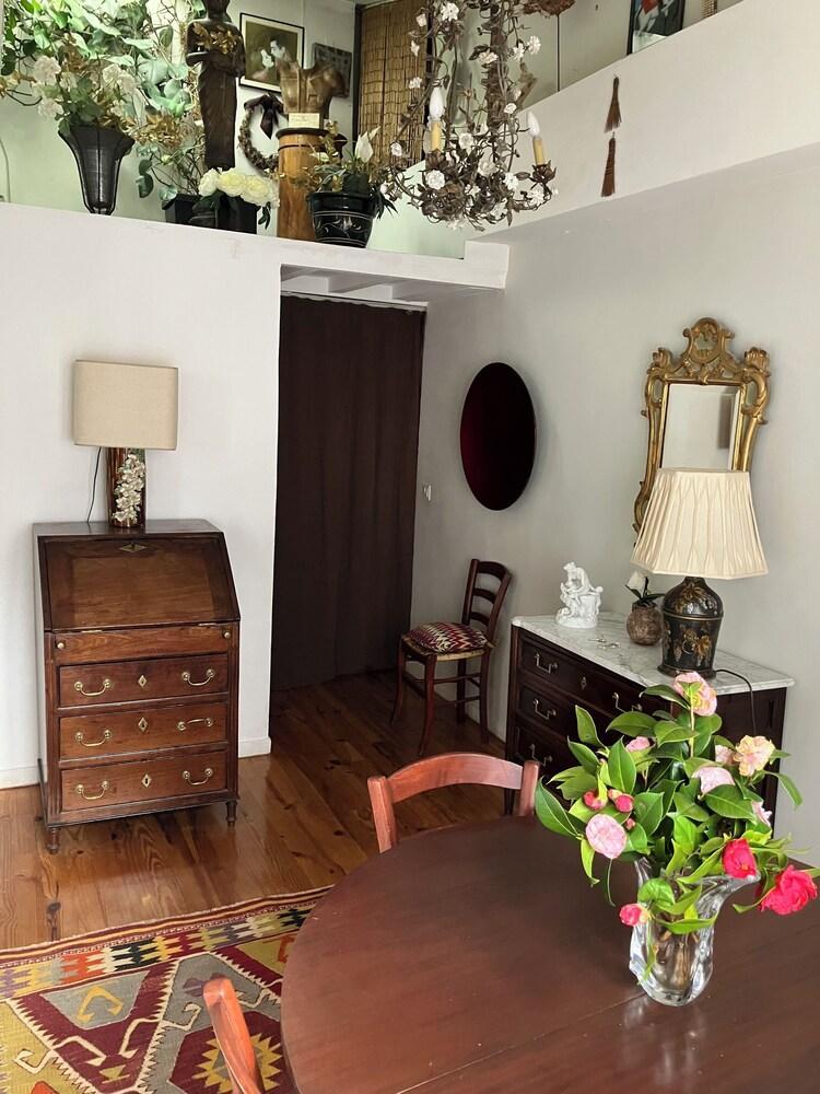 QUARTIER LATIN DUPLEX SUR COUR FLEURIE 75M2 - Tap to explore photos