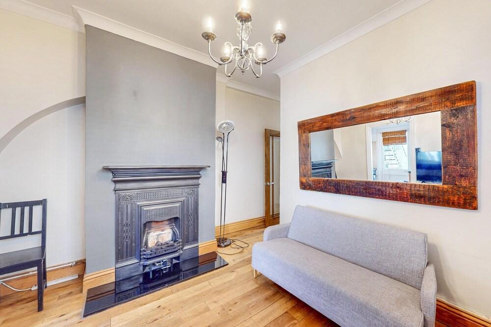 Quaint 2 Bedroom Flat -10 Min To Tower Bridge - Tap to explore photos