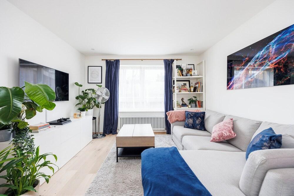 Sleek 2BR Terrace in Peckham - Tap to explore photos