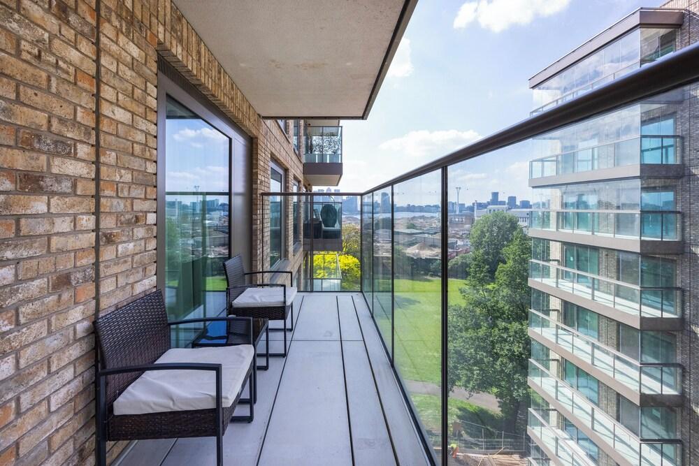 Riverscape Executive One Bed Apartment with AC