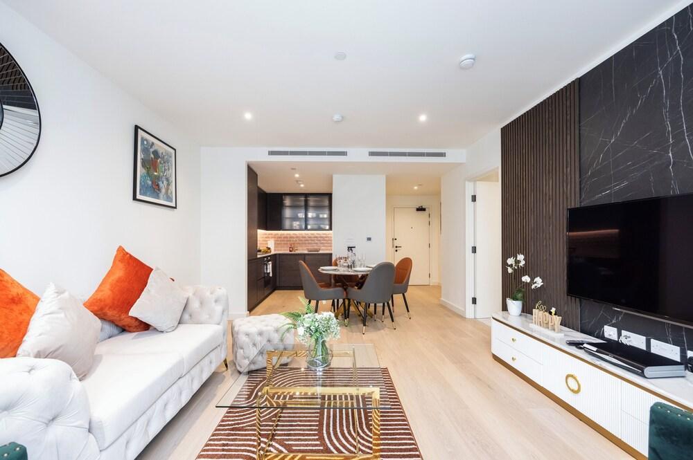 Riverscape Executive One Bed Apartment with AC - Tap to explore photos