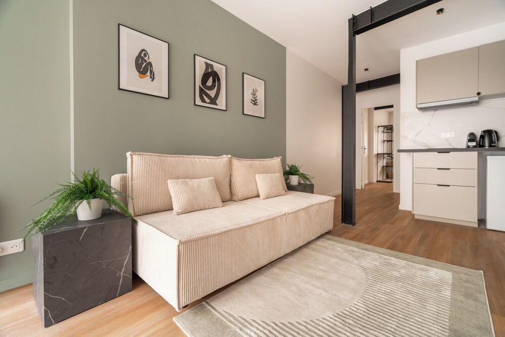 Refurbished 1-bedroom apartment - Tap to explore photos