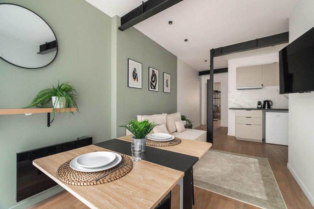 Refurbished 1-bedroom apartment - Tap to explore photos