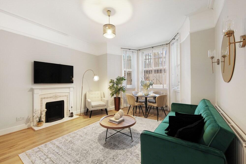 Redcliffe Square Chic Flat - Tap to explore photos