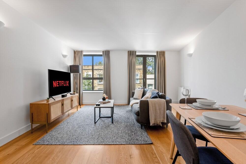 Spacious 3BR Kings Cross - FAST WIFI - Tap to explore photos