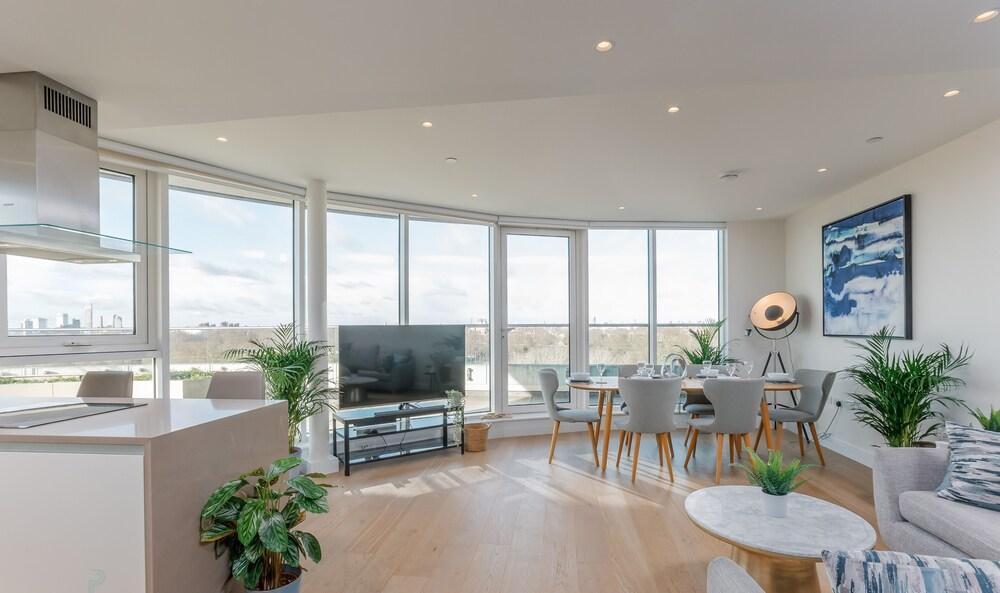 Spacious 3-bedroom apartment in Battersea - Tap to explore photos