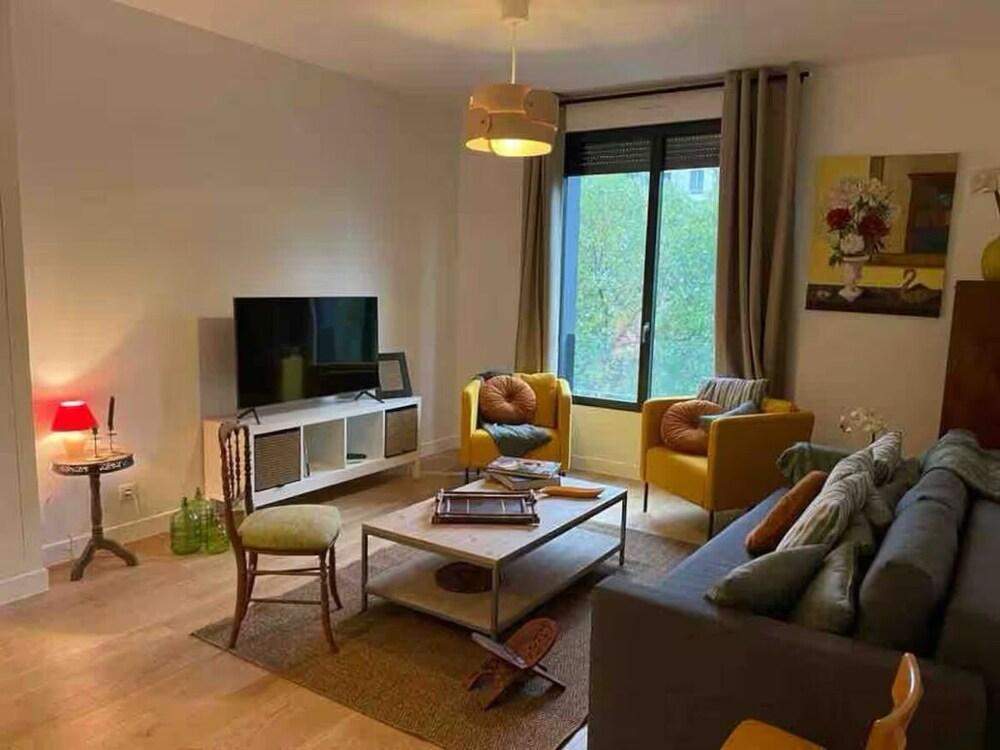 Richard Lenoir 3-bedroom air-conditioned 2nd floor elevator. - Tap to explore photos