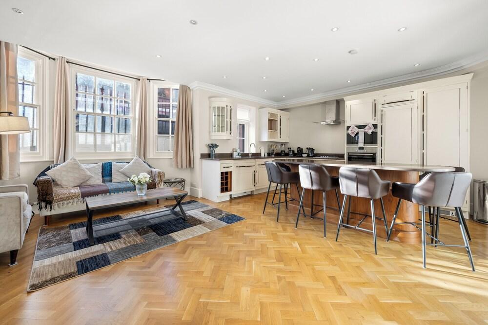 Spacious Knightsbridge Flat with Patio