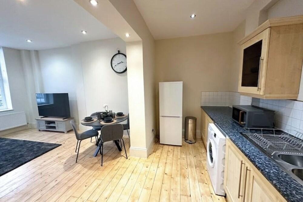 Spacious flat in the East End