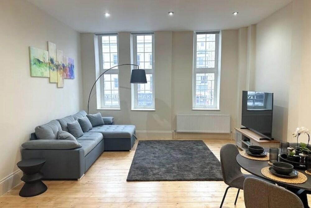 Spacious flat in the East End - Tap to explore photos