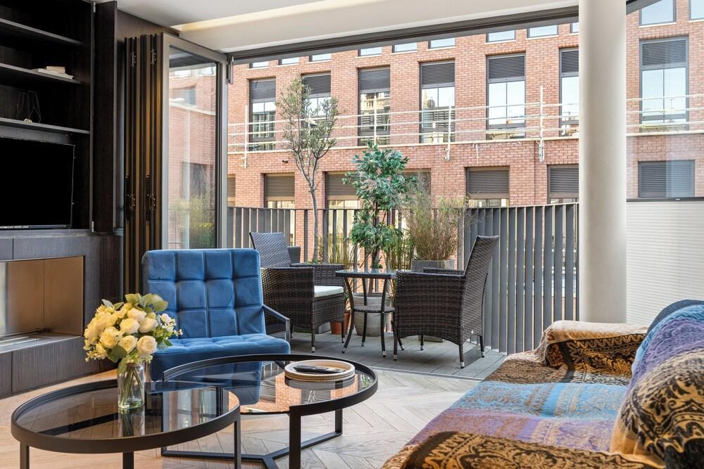 Spacious Central Flat with Rare A/C - Tap to explore photos