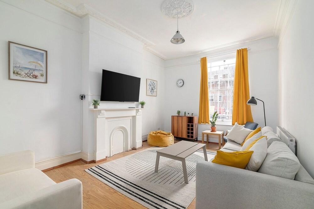 Spacious apartment in London - Tap to explore photos