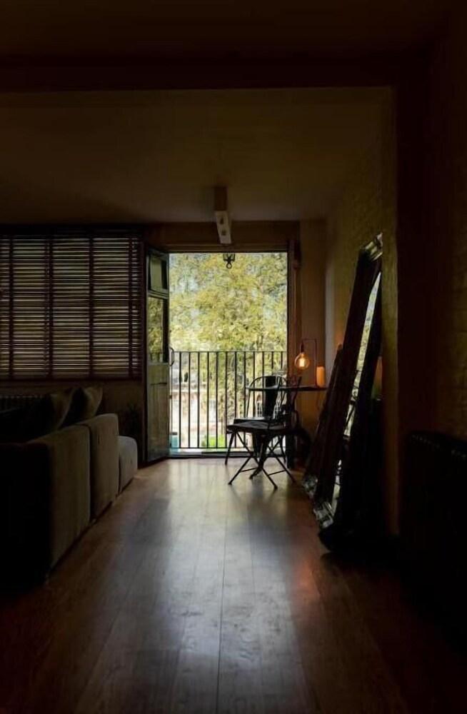 Shoreditch Loft Overlooking Hoxton Square - Tap to explore photos
