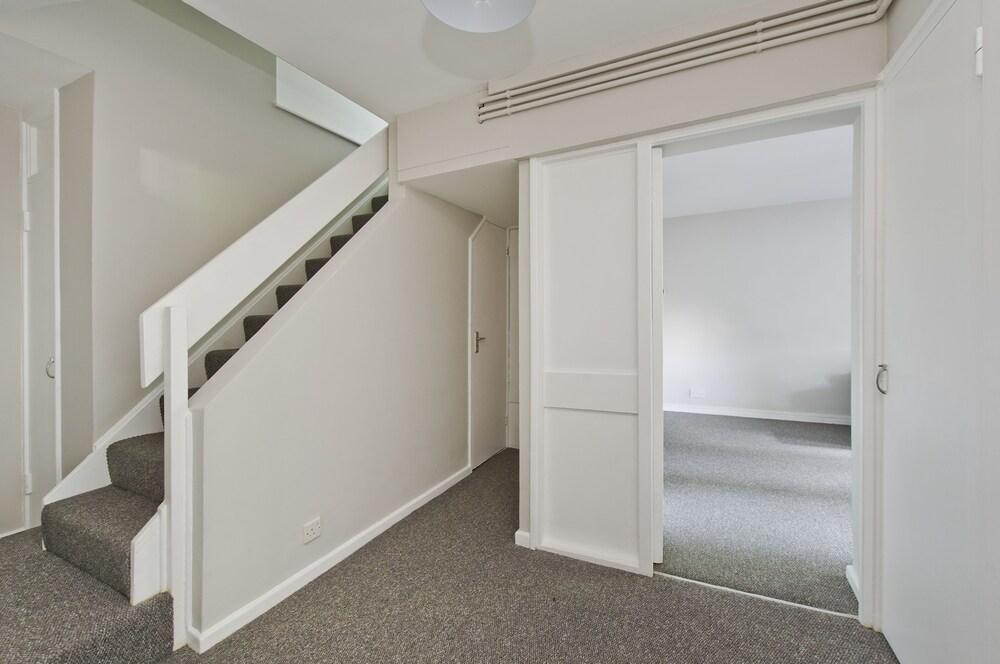 Spacious Notting Hill Flat - Tap to explore photos