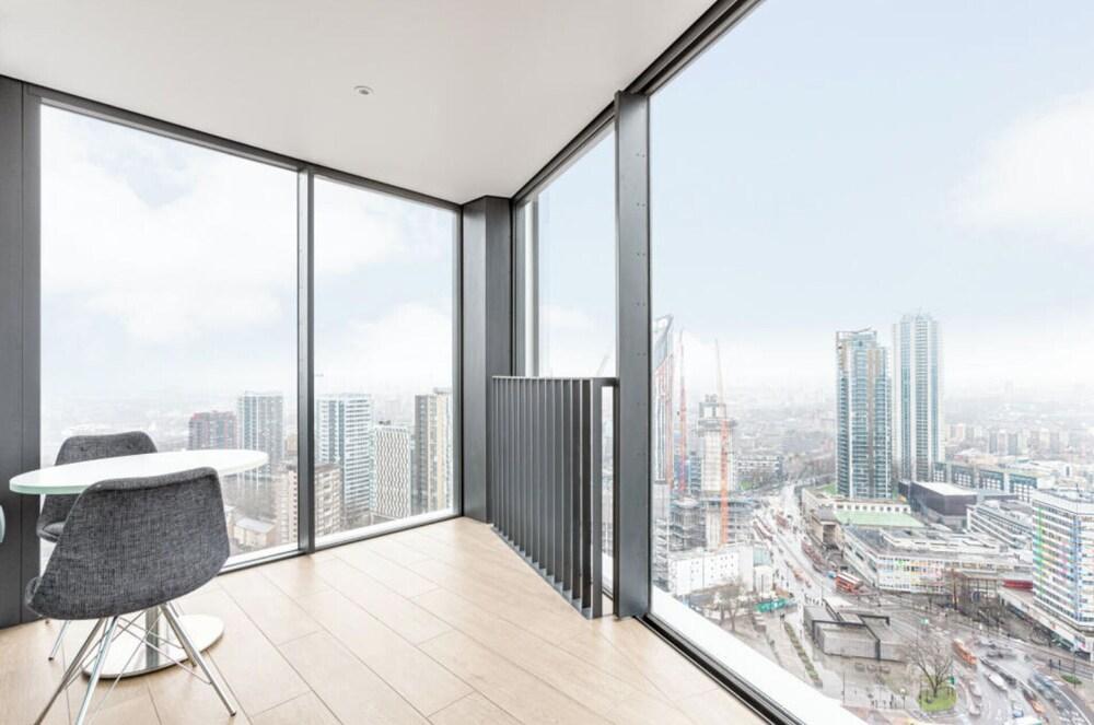 Sophisticated Elephant & Castle Apartment with Panoramic City View