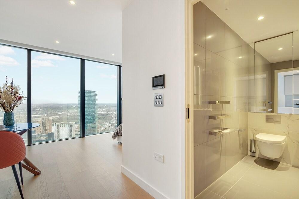 Skyline Studio Luxury Pool Gym Sauna Rooftop for 2 - Tap to explore photos