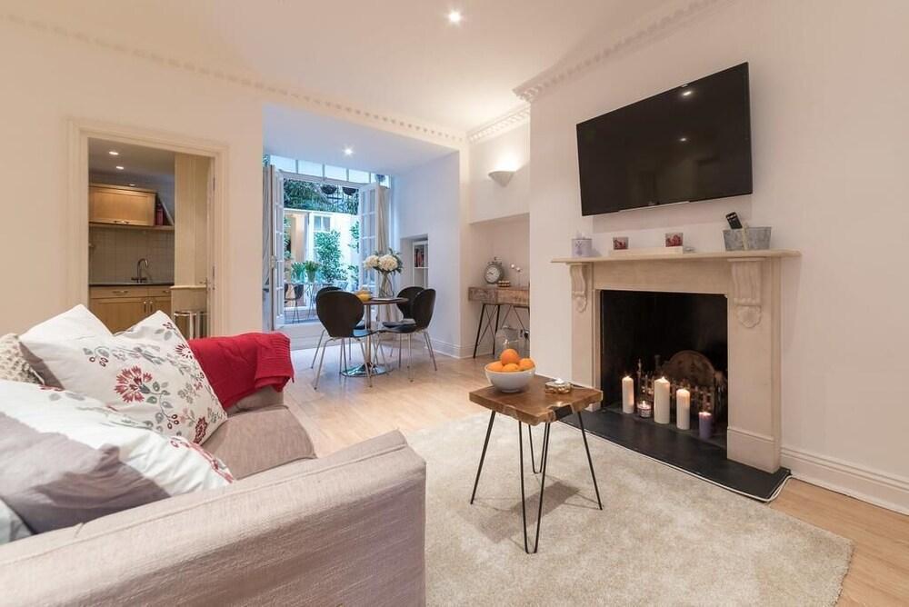 Sloane Square One Bedroom - Tap to explore photos