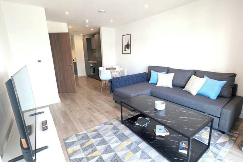 Spacious & Modern Zone 2 Flat, 1 min to station - Tap to explore photos