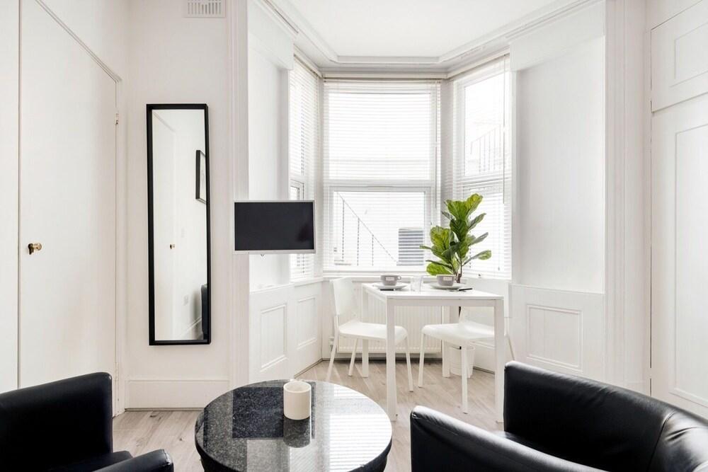 Smart Studio Flat near Westfield and the Central Line - Tap to explore photos