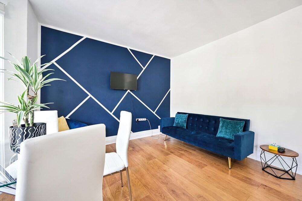 Spacious 2-Bed Apartment, Sleeps 8 in Leyton E10 - Tap to explore photos