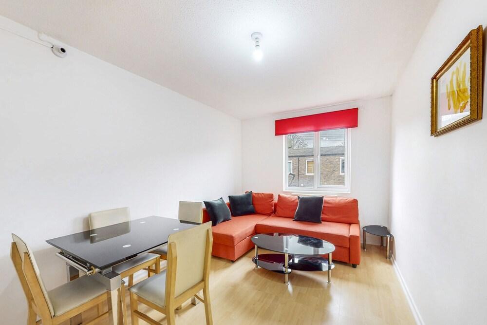 Spacious 2 bedroom house in Putney