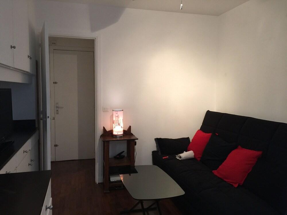 Studio Confortable à Saint Germain des Prés/ Cosy Studio in Central Paris - Tap to explore photos