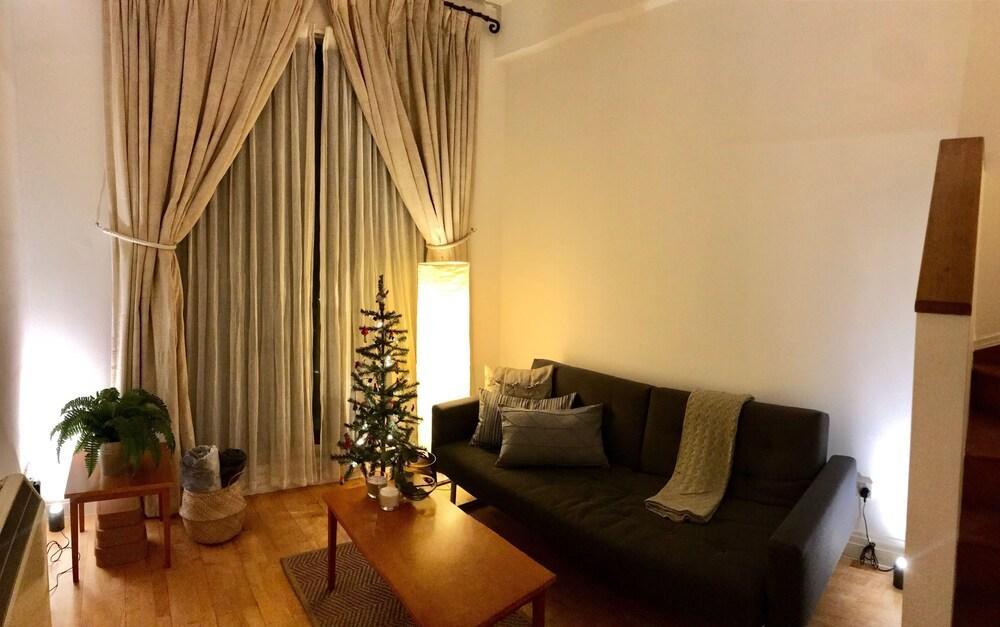 Spacious, quiet, illuminated flat in Central East London - Tap to explore photos