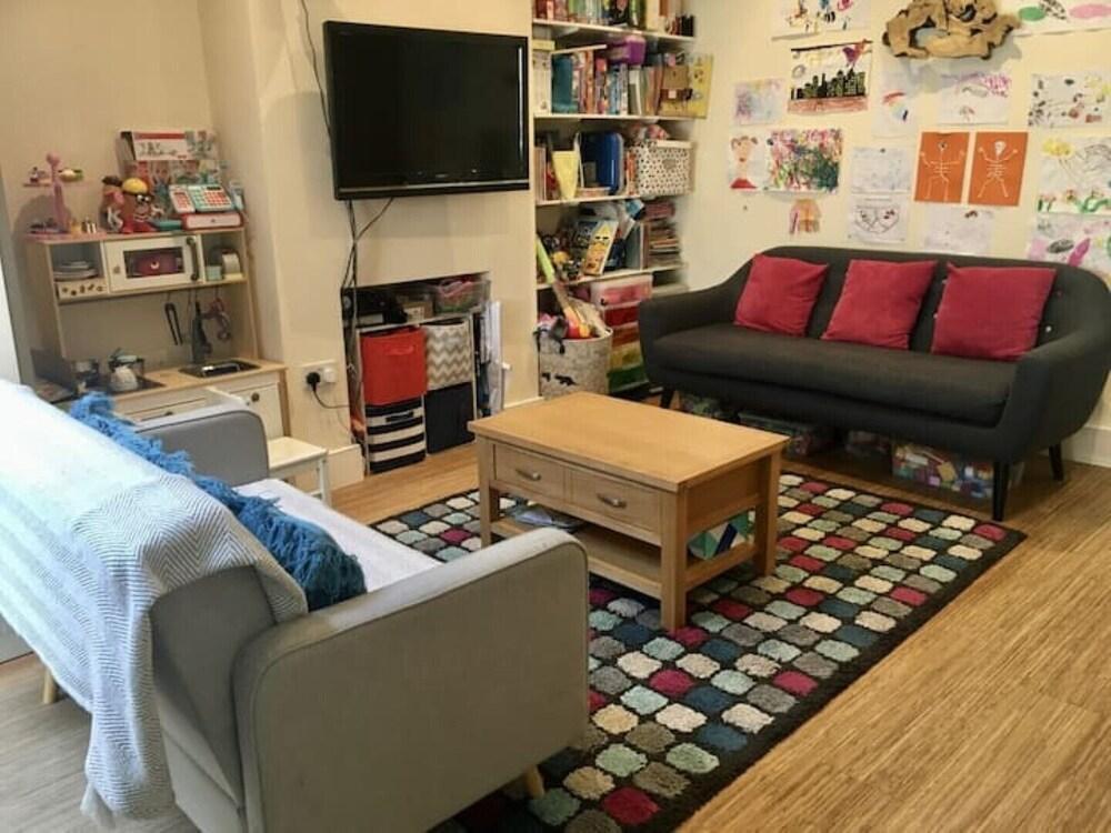Spacious, Modern 3 bed Wimbledon, London Home
