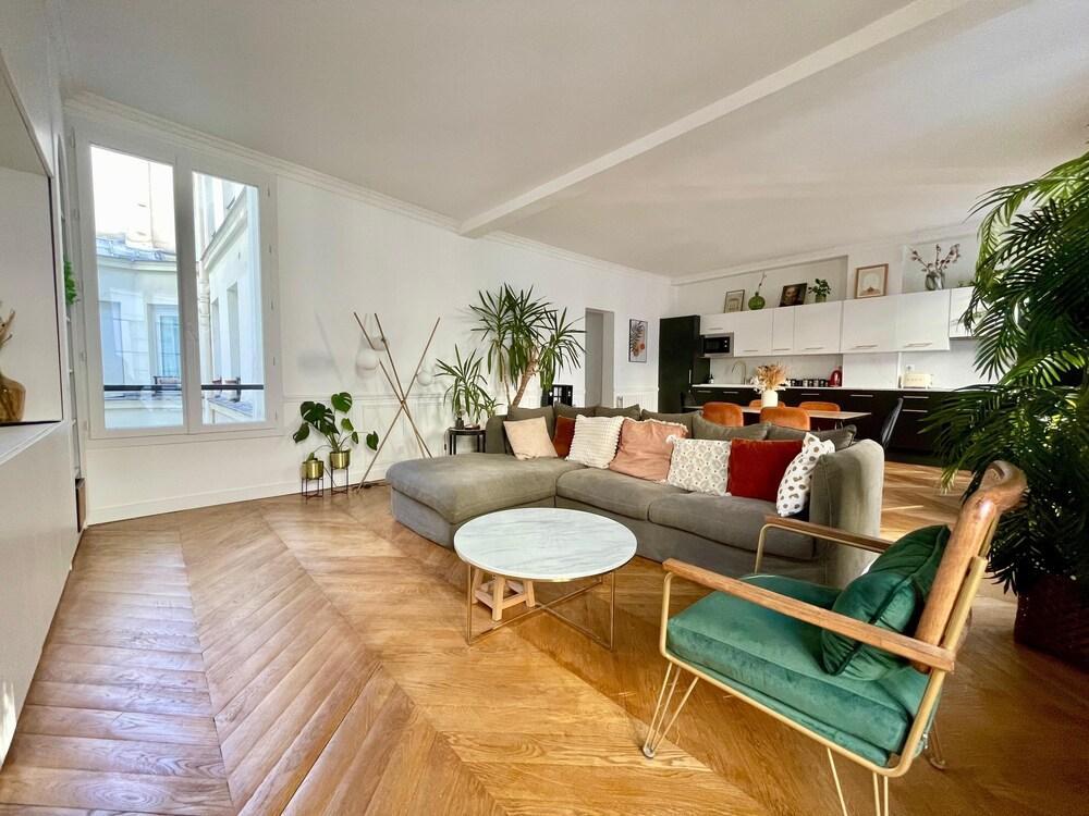 Spacious luxury apartment in the Upper Marais - Tap to explore photos