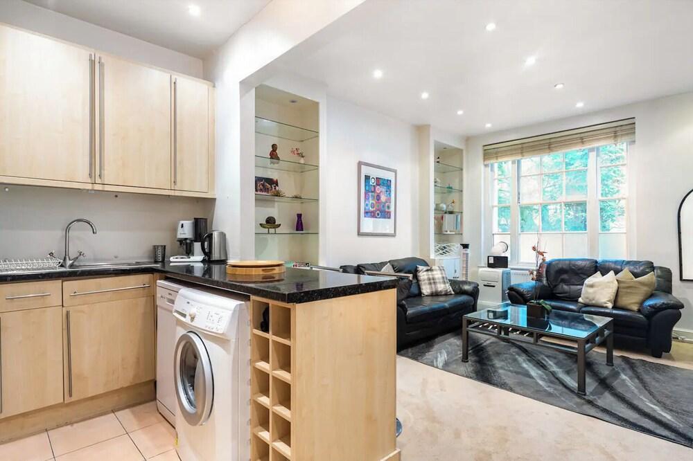 Spacious London Flat Perfectly Situated - Tap to explore photos