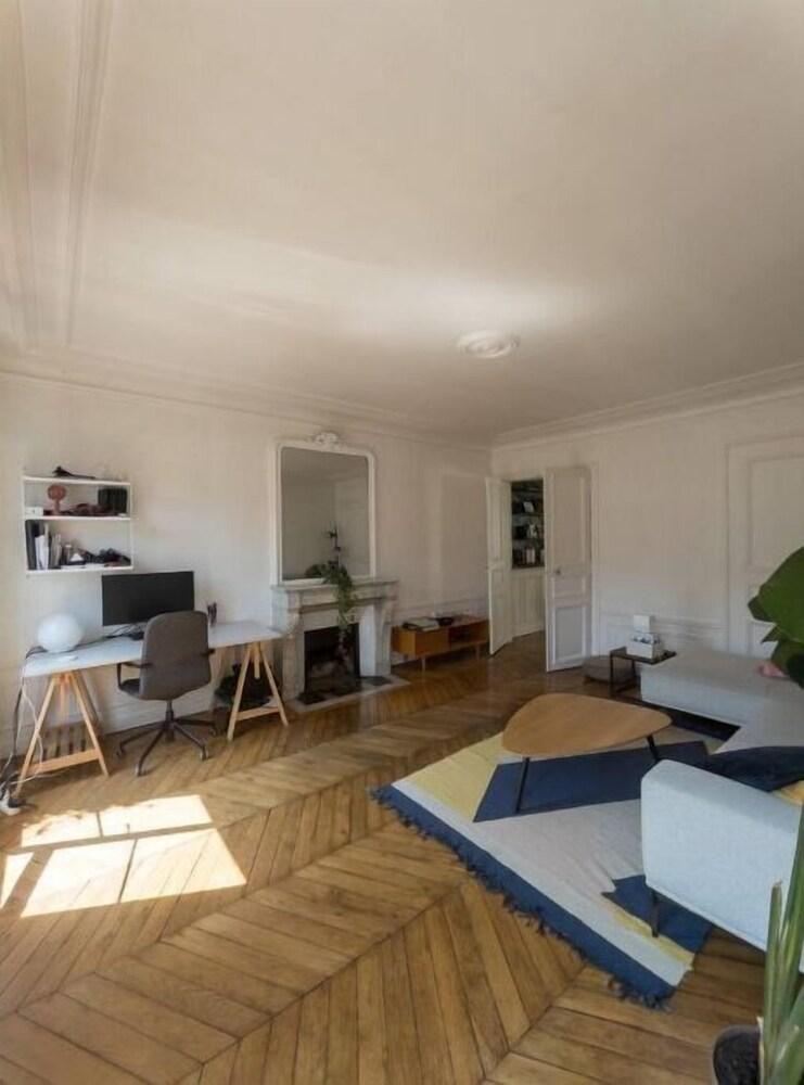 Spacious flat 70sqm with balcony near Canal ST Martin - Tap to explore photos