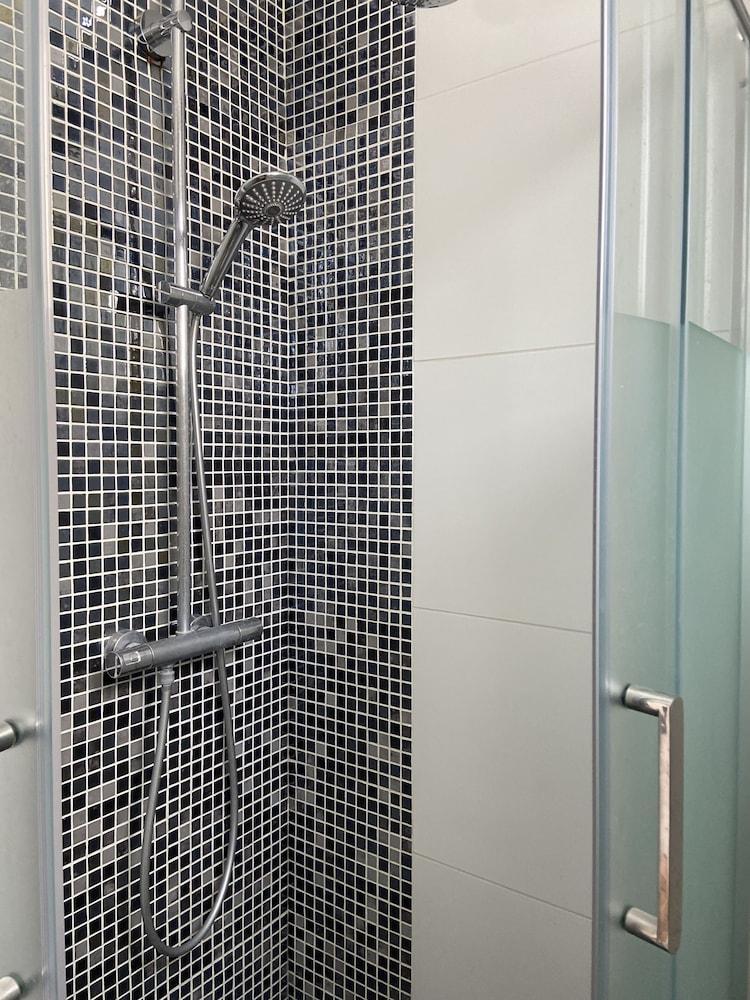 Studio ideally located and quiet 15 eme arrondissement - Tap to explore photos
