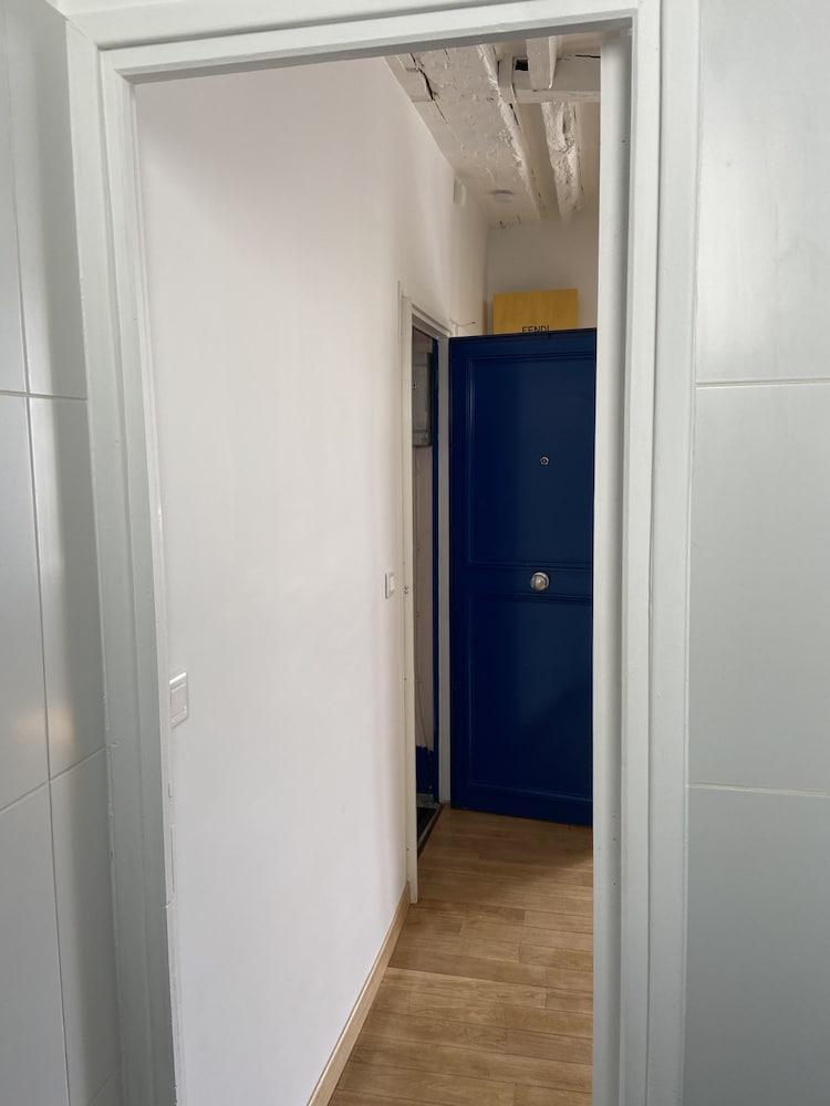 Studio ideally located and quiet 15 eme arrondissement - Tap to explore photos
