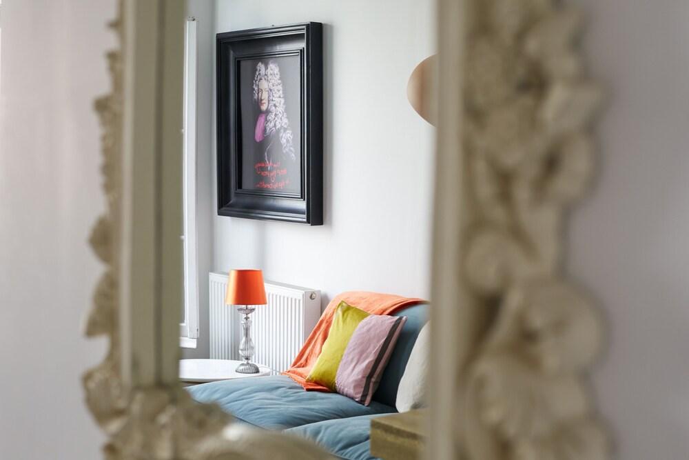 Stunning Central London Balcony Apartment - Tap to explore photos