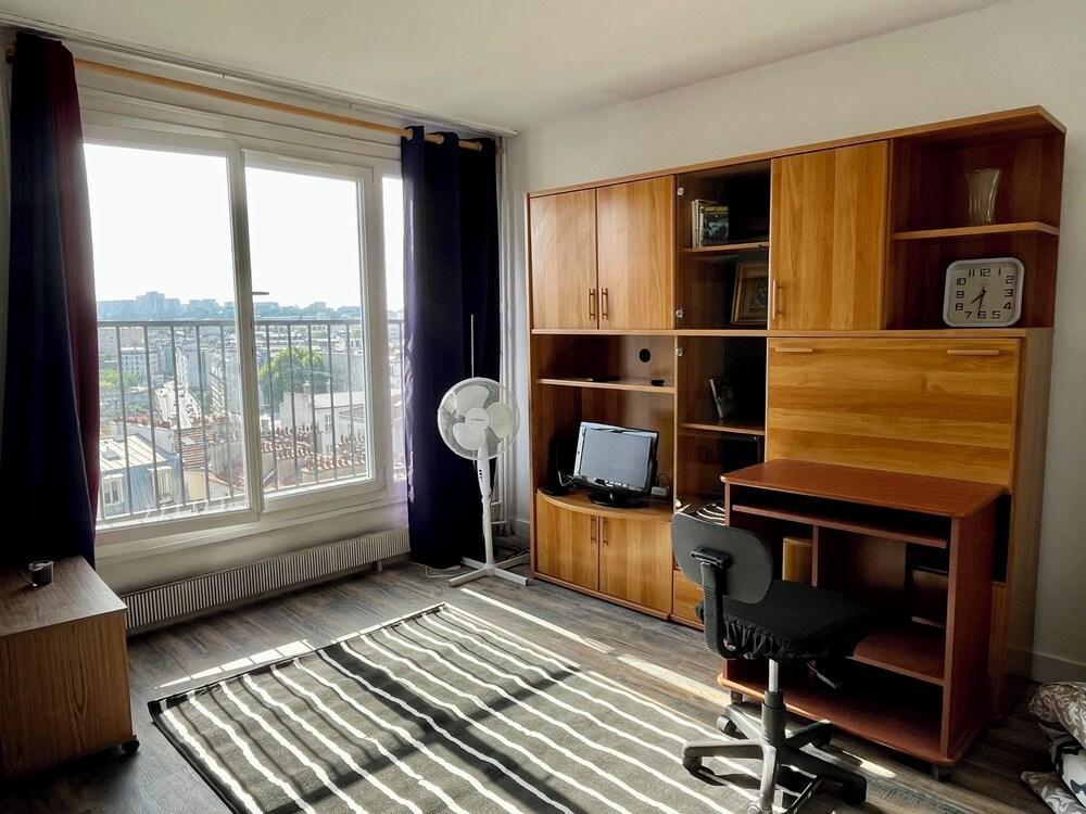 Spacious studio with unobstructed view near Gare du Nord - Tap to explore photos