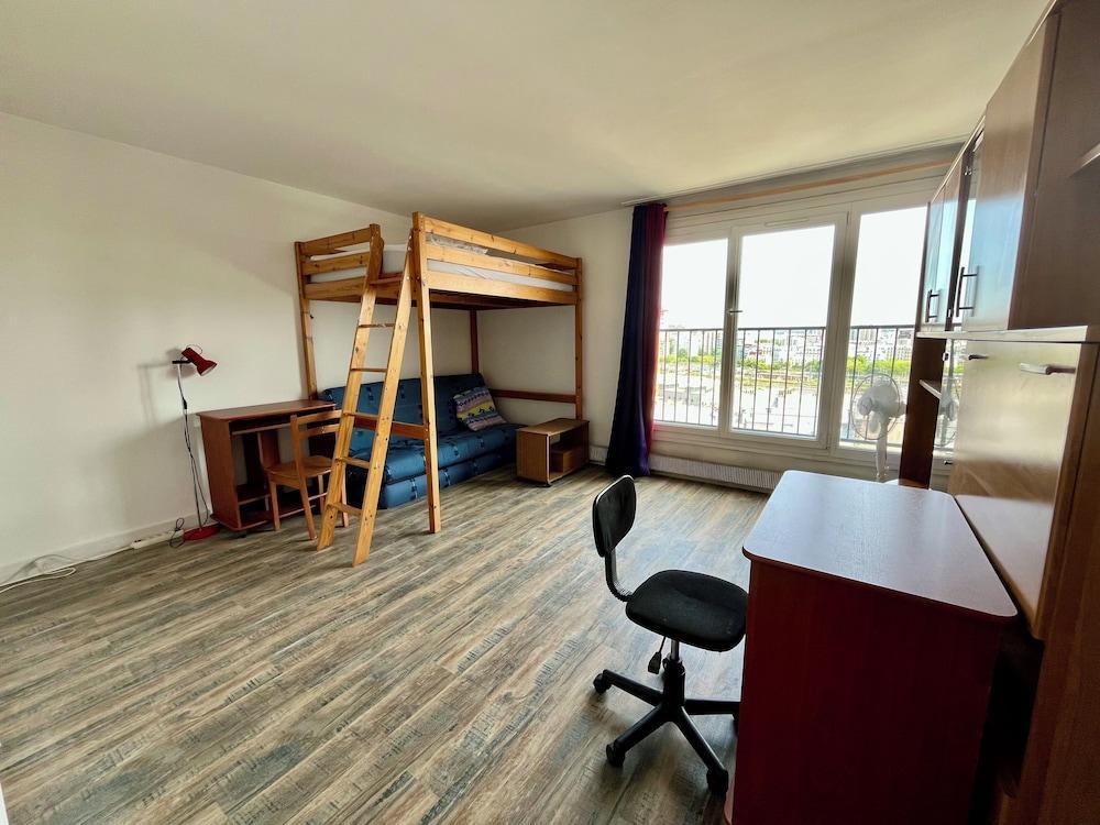 Spacious studio with unobstructed view near Gare du Nord - Tap to explore photos